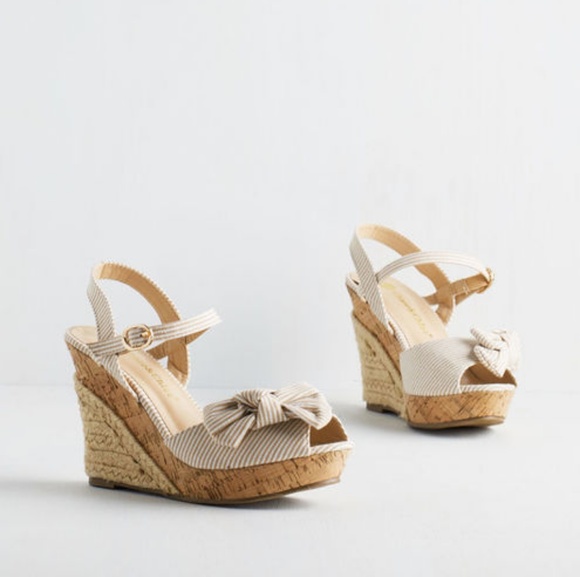 Modcloth Shoes - Tan & white woven wedge modcloth sandals w/ bow